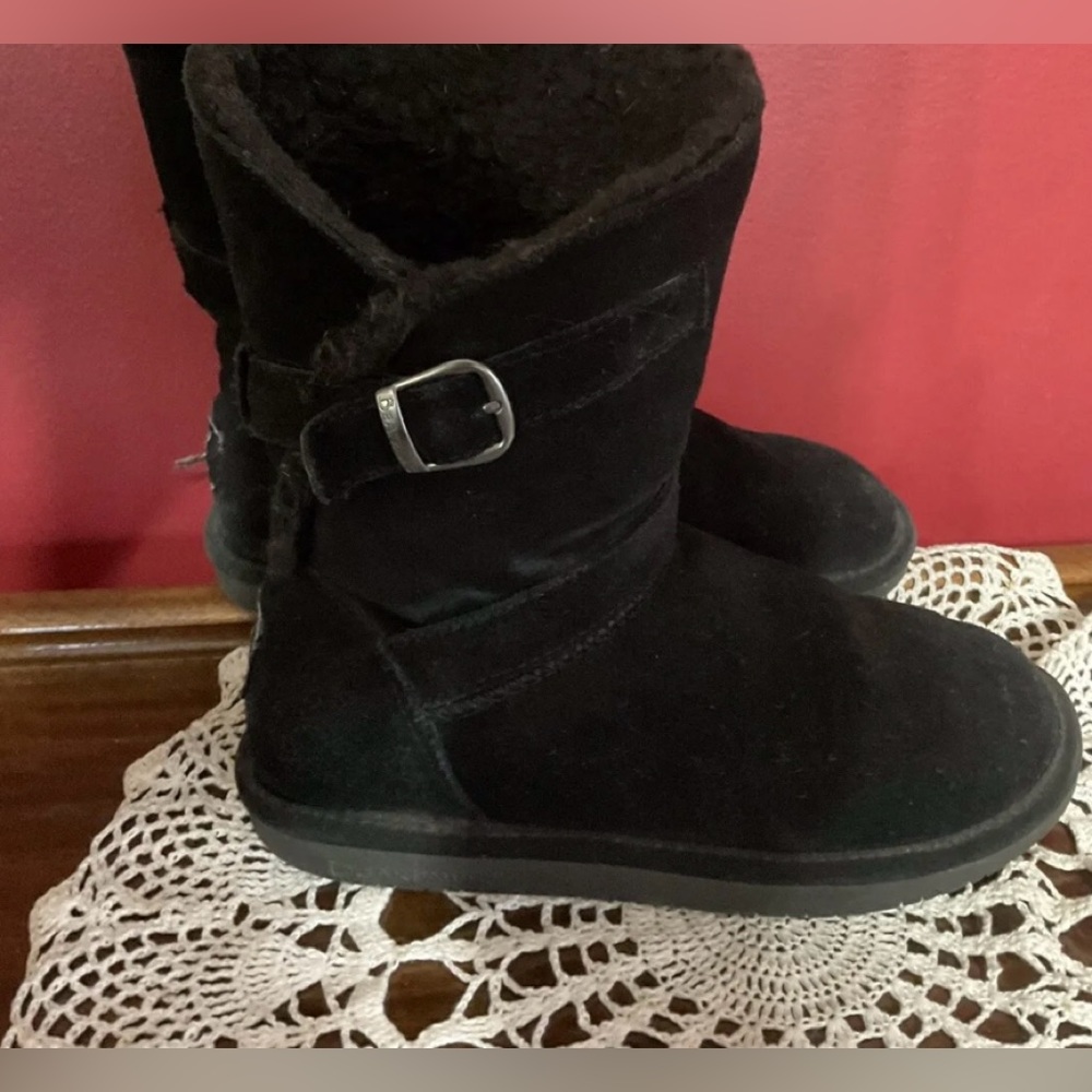 🎈Tatum Bearpaw suede leather boots SZ 7 Gently worn black.buckle